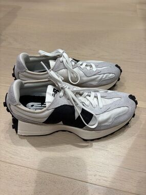 Women’s New Balance 327 sneakers size 6.5 navy and white